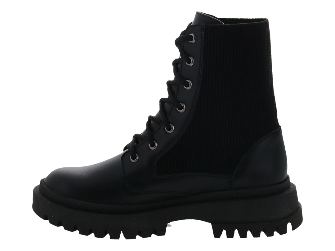 Bota negra de caña textil con agujetas y suela track gruesa.