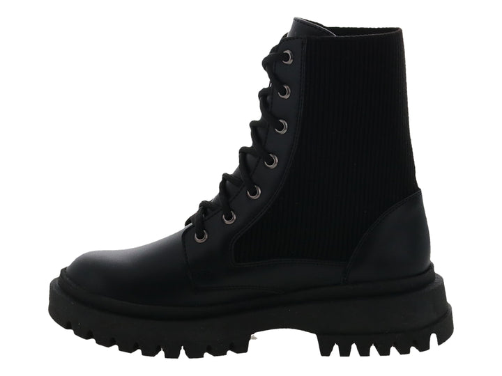 Bota negra de caña textil con agujetas y suela track gruesa.
