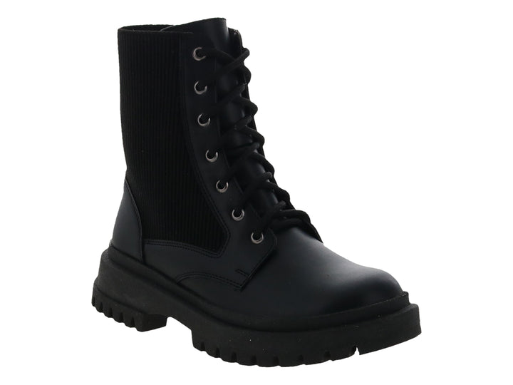 Bota negra de caña alta con agujetas y suela track gruesa.
