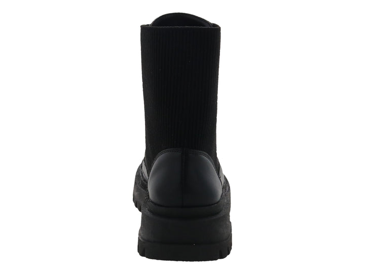 Bota negra de caña alta con agujetas y suela track gruesa.