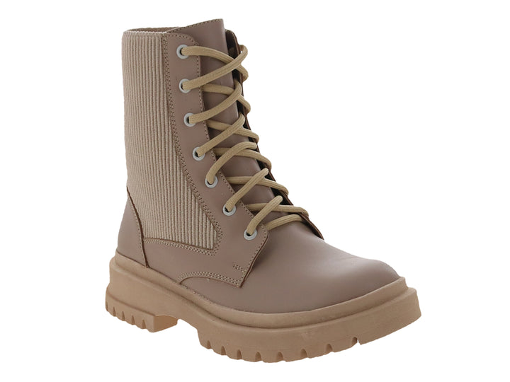 Bota casual color beige con cordones y suela track gruesa.
