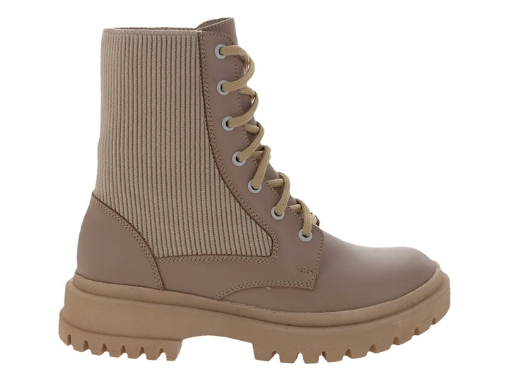 Bota casual color beige con cordones y suela track gruesa.