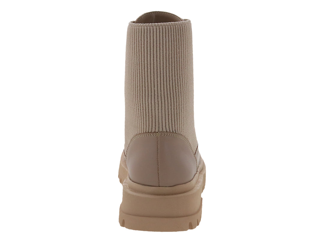 Bota casual color beige con cordones y suela track gruesa.