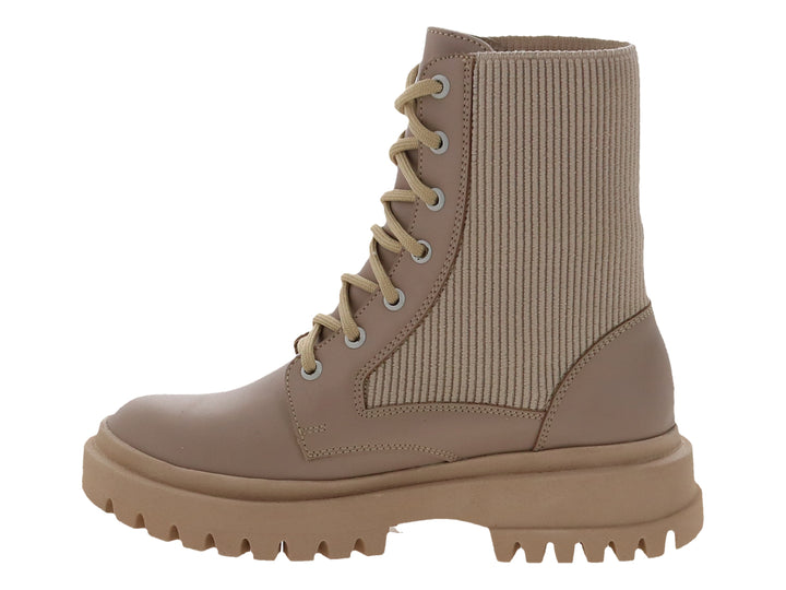 Bota casual color beige con cordones y suela track gruesa.