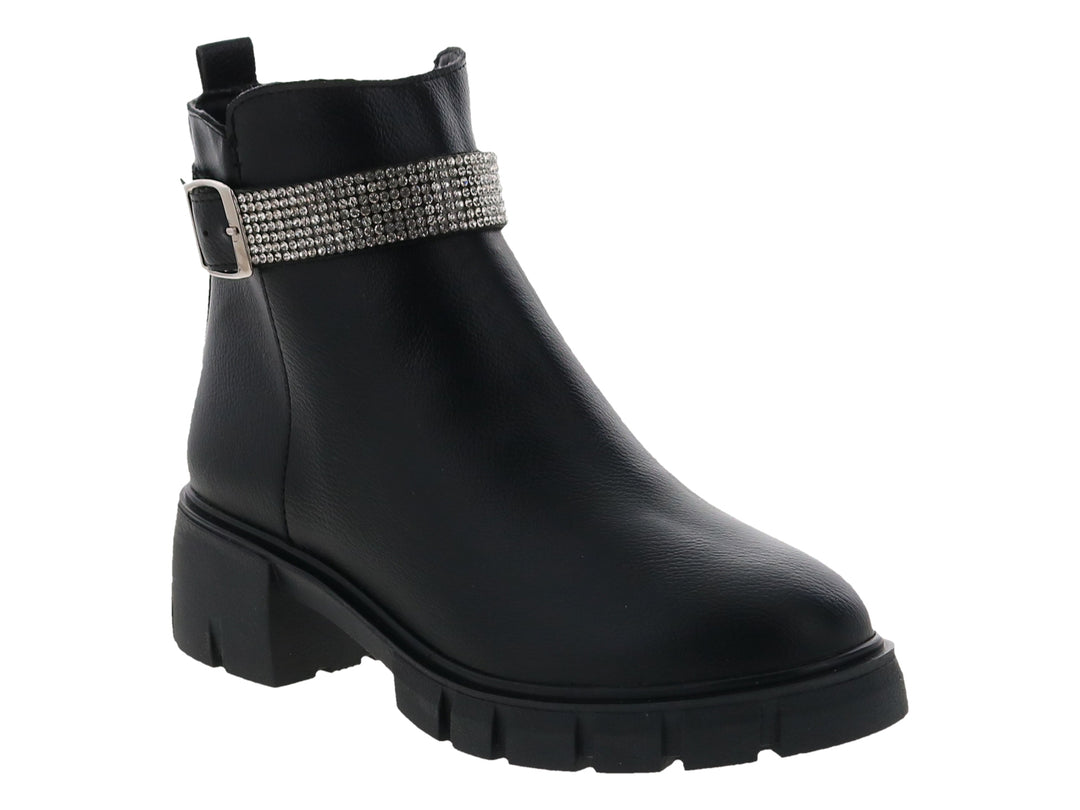 Botines negros de material sintético con suela track y correa decorativa con brillantes y hebilla plateada.