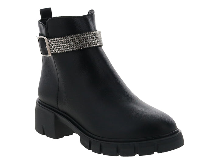 Botines negros de material sintético con suela track y correa decorativa con brillantes y hebilla plateada.