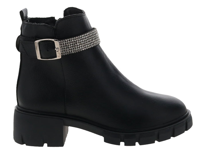Botines negros de material sintético con suela track y correa decorativa con brillantes y hebilla plateada.