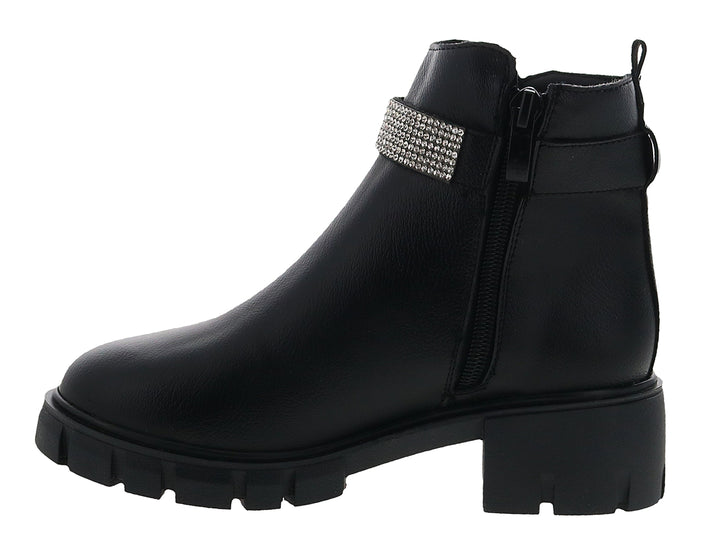 Botines negros de material sintético con suela track y correa decorativa con brillantes y hebilla plateada.