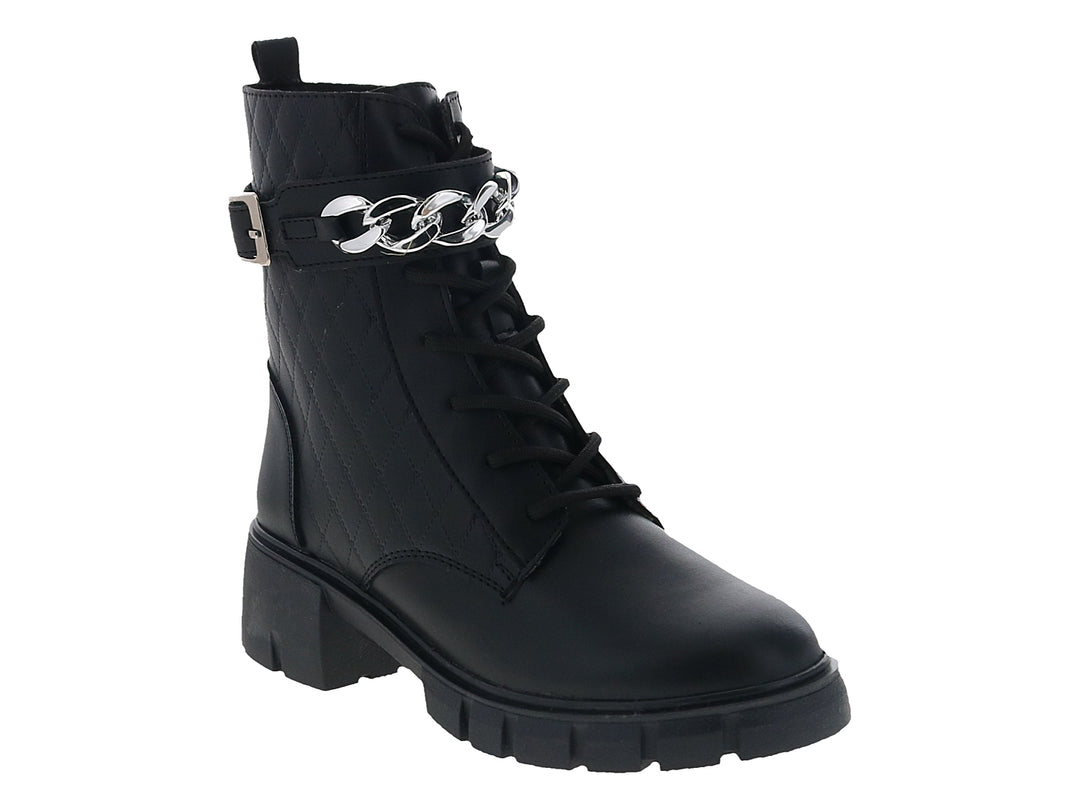 Bota negra de material sintético con agujetas, suela track y detalle de cadena plateada en el tobillo.