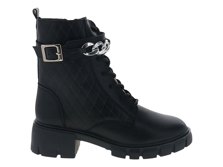 Bota negra de material sintético con agujetas, suela track y detalle de cadena plateada en el tobillo.