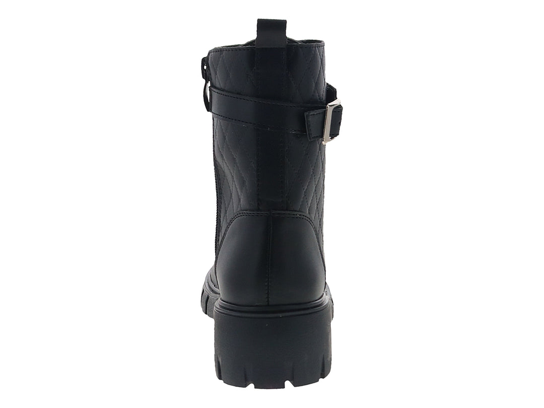 Bota negra de material sintético con agujetas, suela track y detalle de cadena plateada en el tobillo.