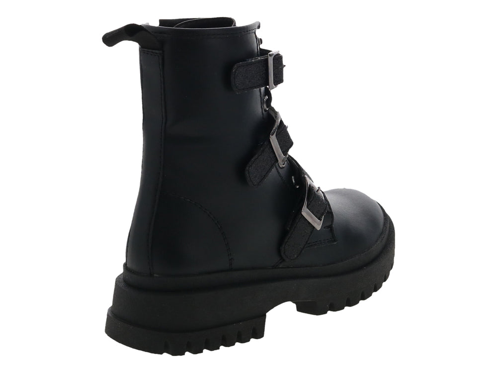 Bota negra de caña media con tres hebillas decorativas y suela track gruesa.