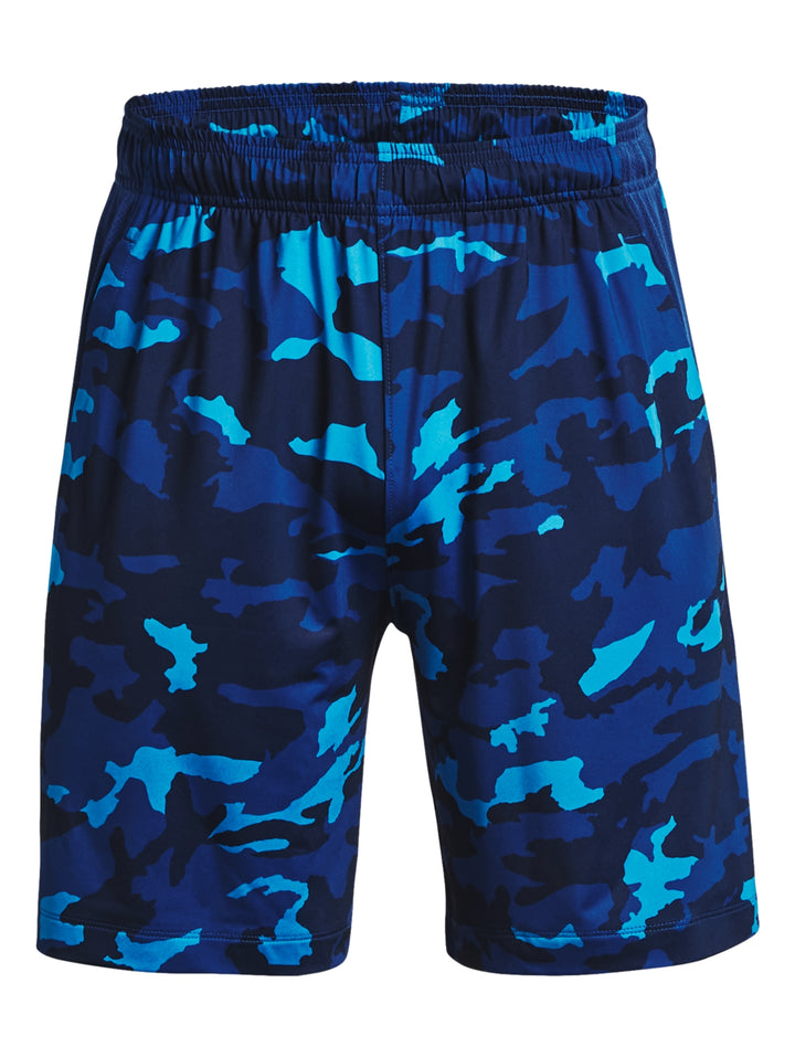 Hombre vistiendo shorts deportivos con estampado de camuflaje en tonos azules.