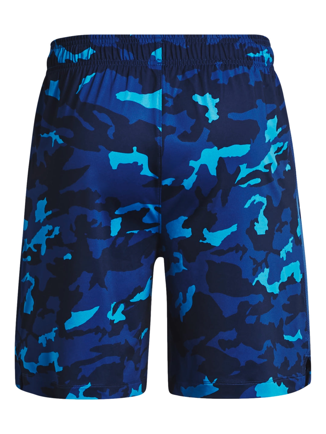 Hombre vistiendo shorts deportivos con estampado de camuflaje en tonos azules.