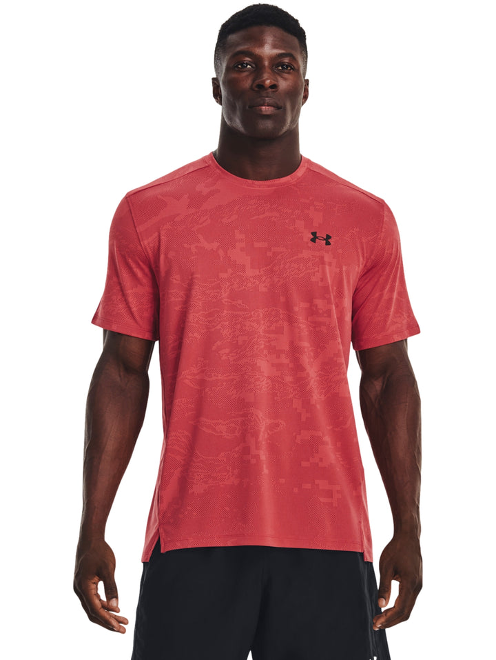 Camiseta deportiva de manga corta color rosa con patrón jacquard y logo de Under Armour.