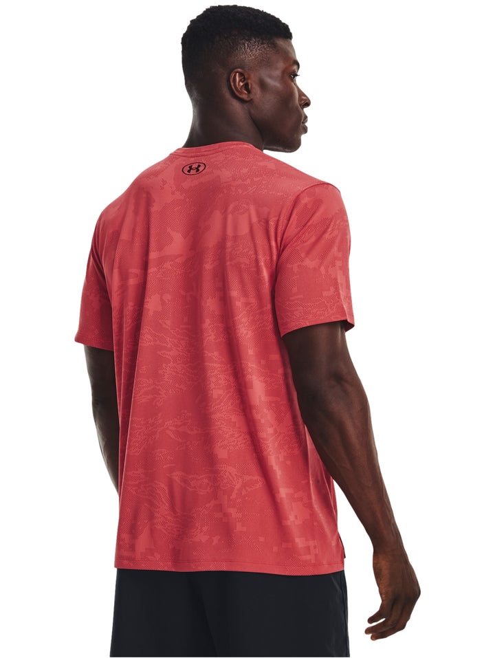 Camiseta deportiva de manga corta color rosa con patrón jacquard y logo de Under Armour.