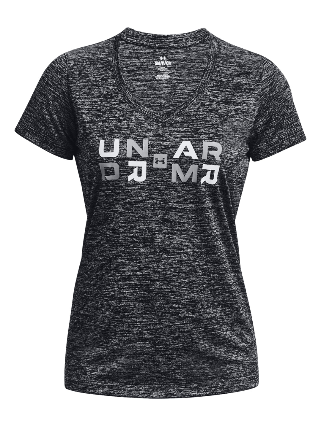 Mujer vistiendo playera deportiva Under Armour color negro jaspeado con gráfico blanco y shorts grises.