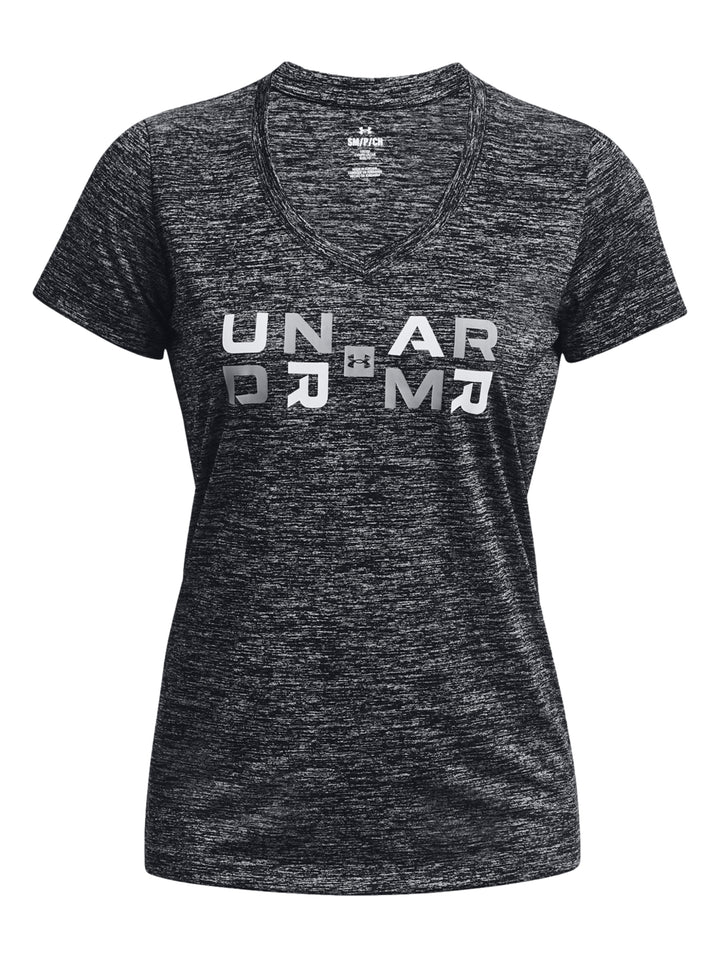 Mujer vistiendo playera deportiva Under Armour color negro jaspeado con gráfico blanco y shorts grises.