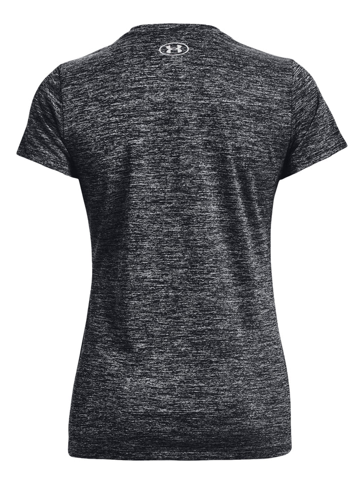 Mujer vistiendo playera deportiva Under Armour color negro jaspeado con gráfico blanco y shorts grises.