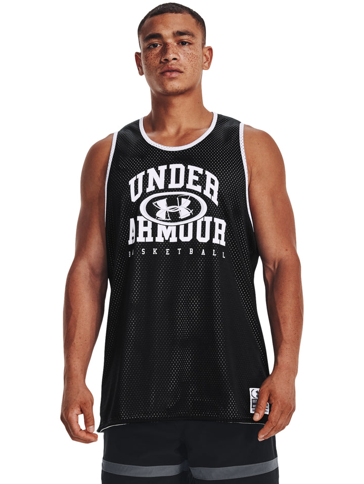 Jersey de basquetbol Under Armour color negro con ribete blanco y logotipo frontal.