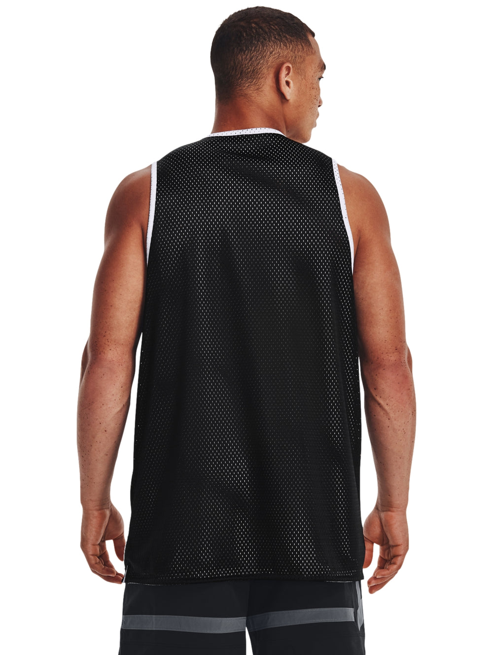 Jersey de basquetbol Under Armour color negro con ribete blanco y logotipo frontal.