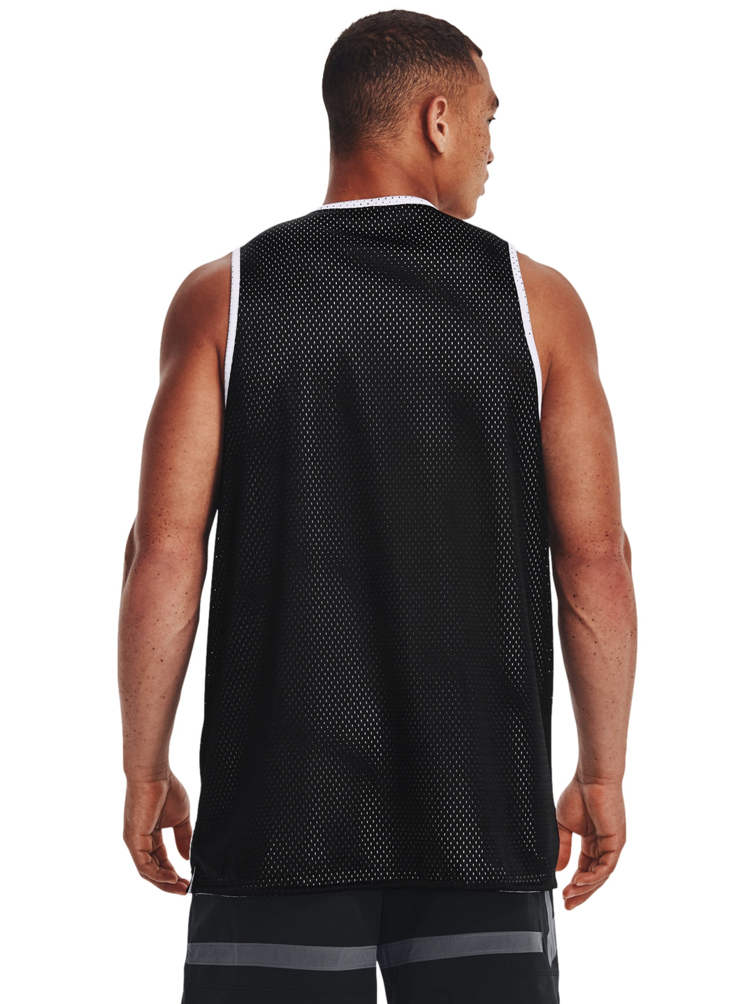 Jersey de basquetbol Under Armour color negro con ribete blanco y logotipo frontal.