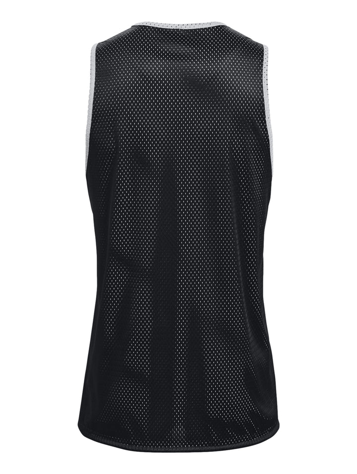 Jersey de basquetbol Under Armour color negro con ribete blanco y logotipo frontal.