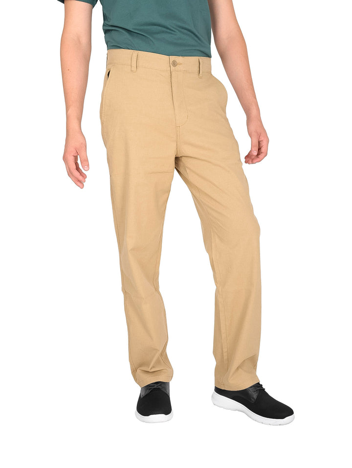 Hombre vistiendo pantalón chino Dockers color Harvest Gold de corte recto.