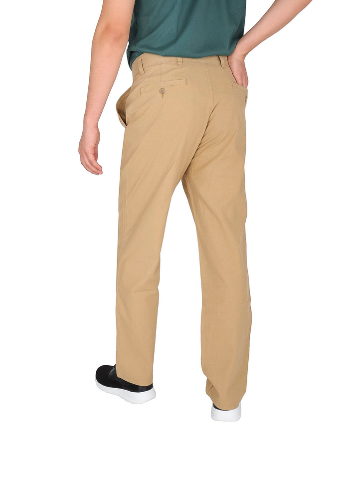 Hombre vistiendo pantalón chino Dockers color Harvest Gold de corte recto.