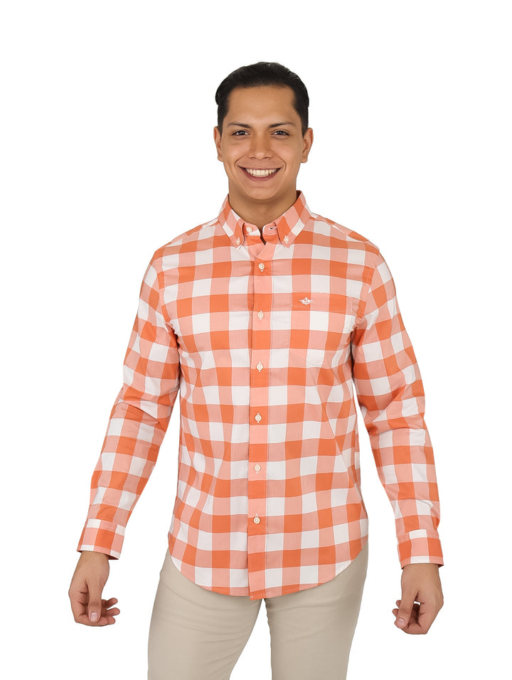 Hombre vistiendo camisa de cuadros naranja y blanca de manga larga marca Dockers.