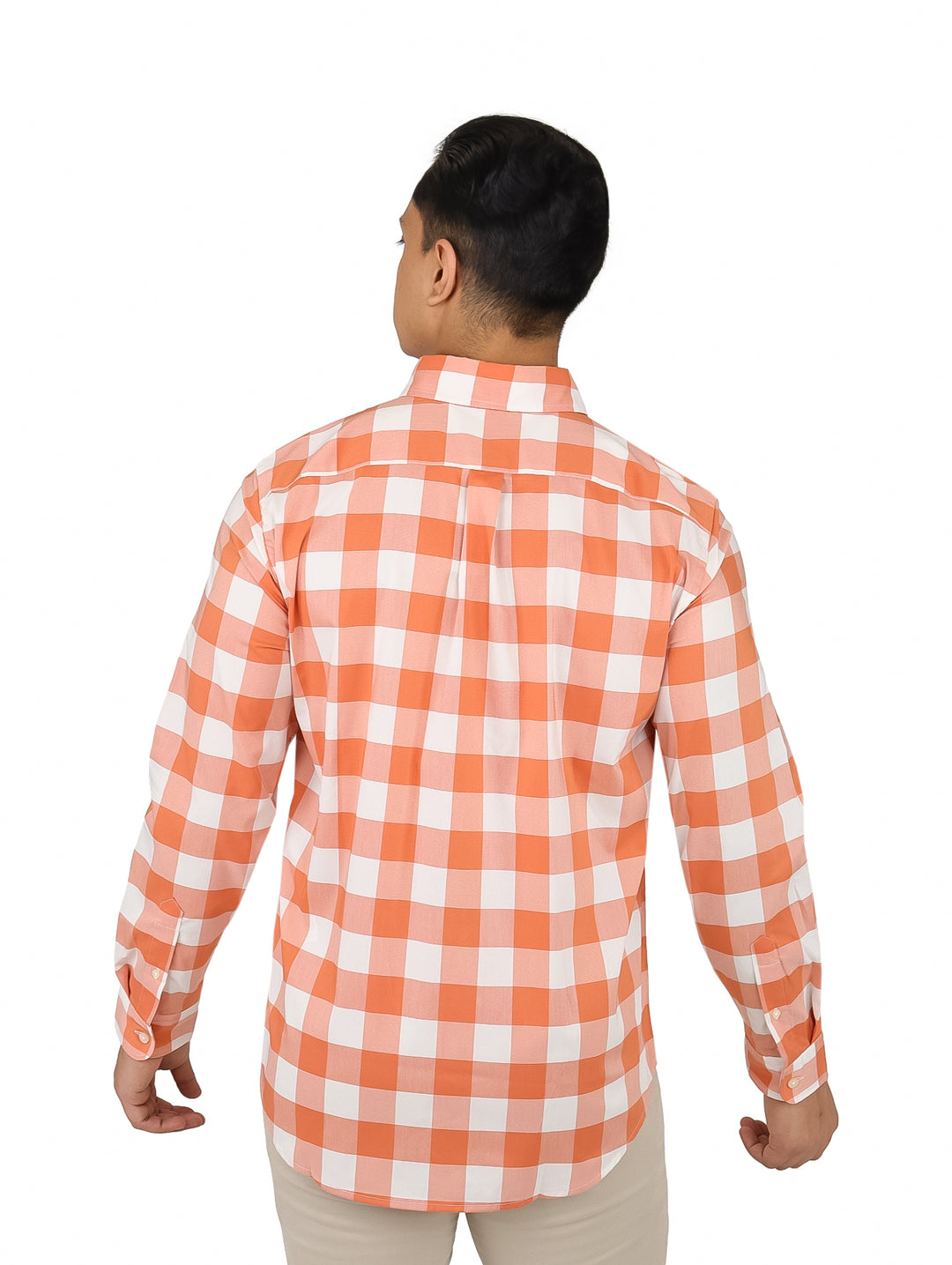 Hombre vistiendo camisa de cuadros naranja y blanca de manga larga marca Dockers.