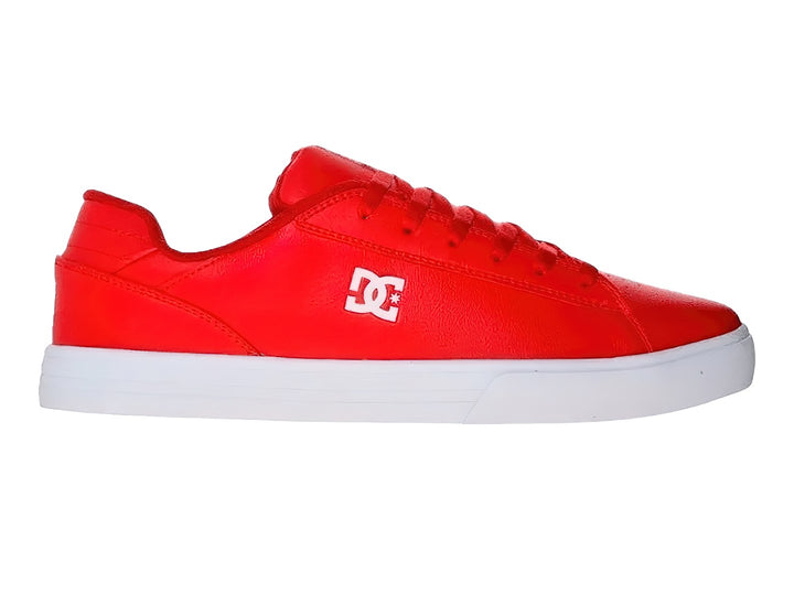 Tenis DC Shoes color rojo con suela blanca y logotipo blanco lateral.