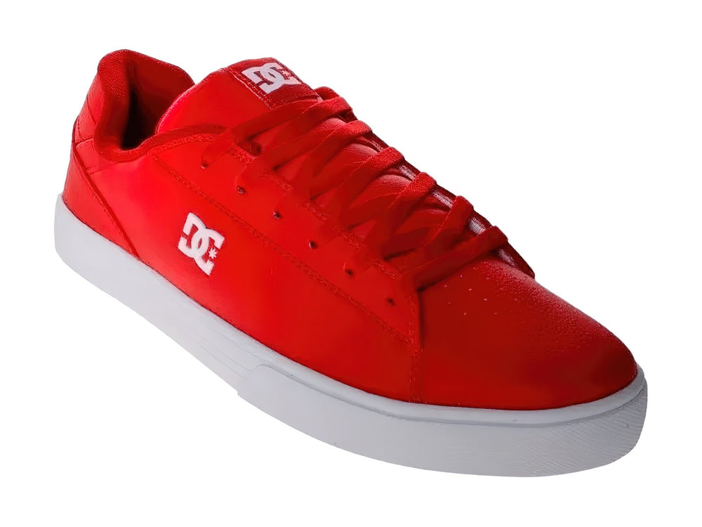 Tenis DC Shoes color rojo con suela blanca y logotipo blanco lateral.