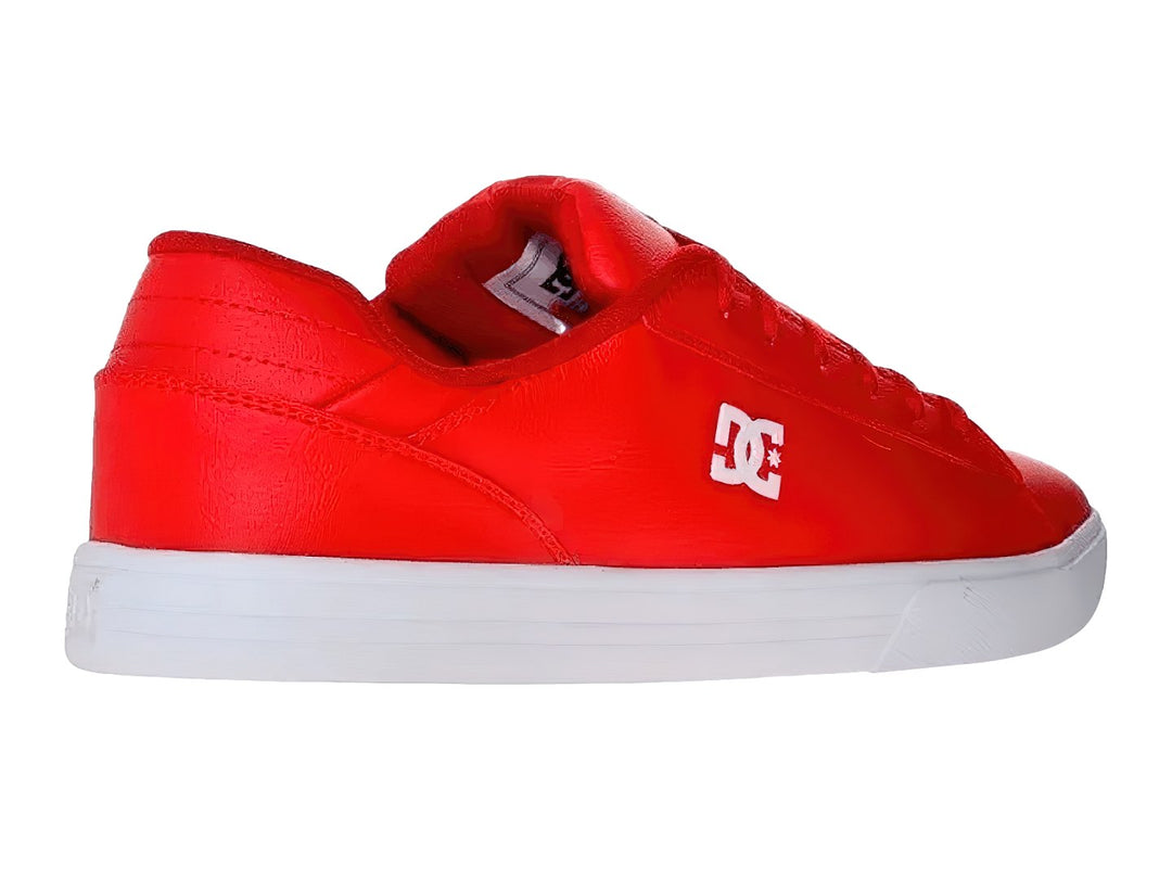Tenis DC Shoes color rojo con suela blanca y logotipo blanco lateral.