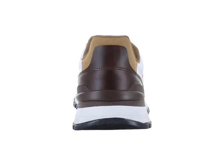 Tenis deportivos Clasben color blanco y camel con suela negra dentada.