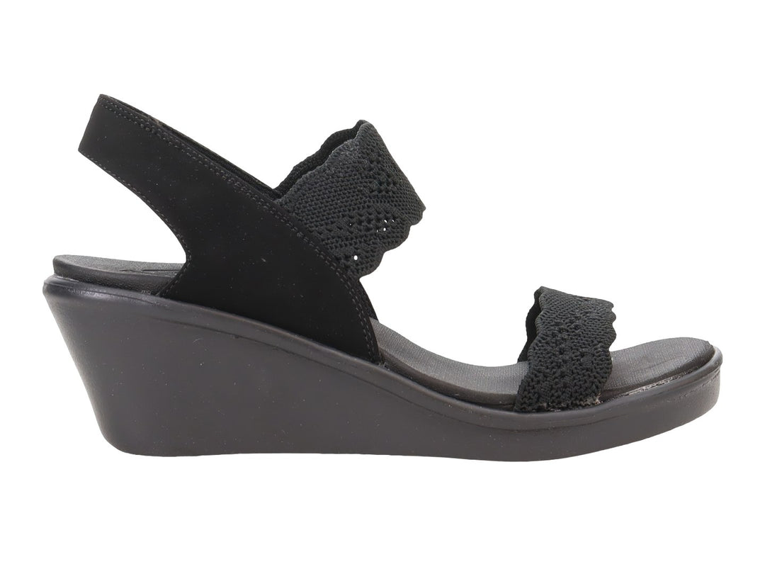 Sandalia de cuña color negro para Mujer con detalles de crochet en las correas.