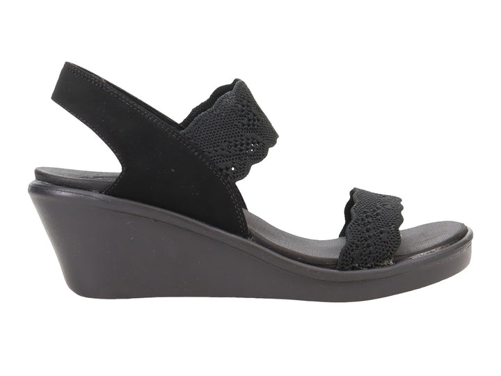 Sandalia de cuña color negro para Mujer con detalles de crochet en las correas.