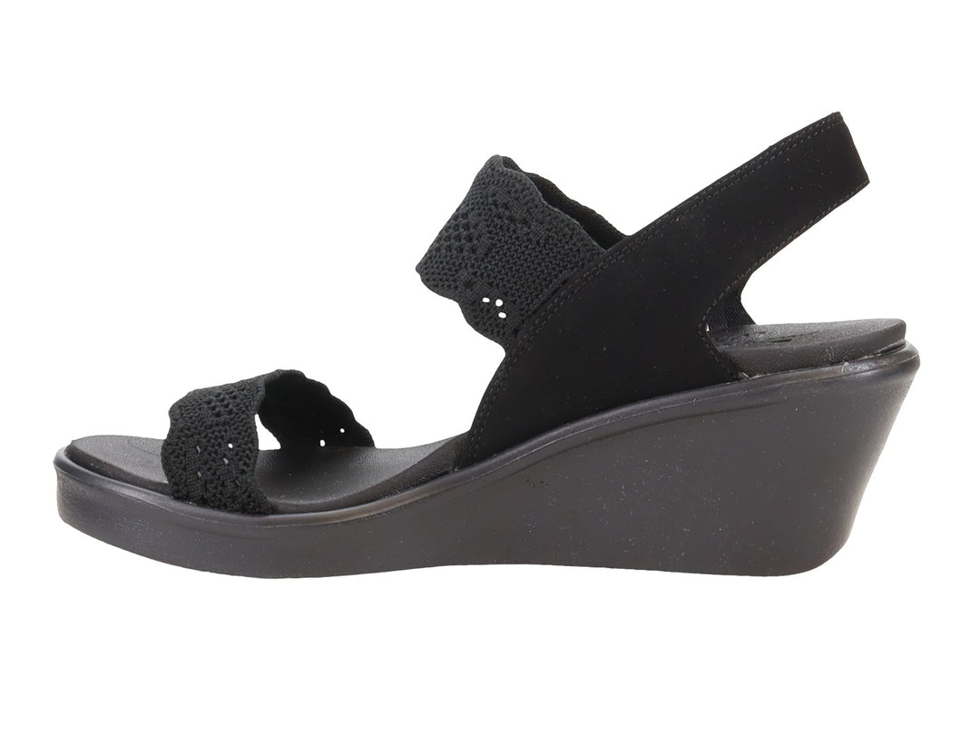 Sandalia de cuña color negro para Mujer con detalles de crochet en las correas.