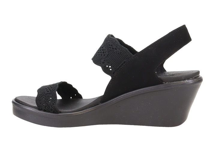 Sandalia de cuña color negro para Mujer con detalles de crochet en las correas.