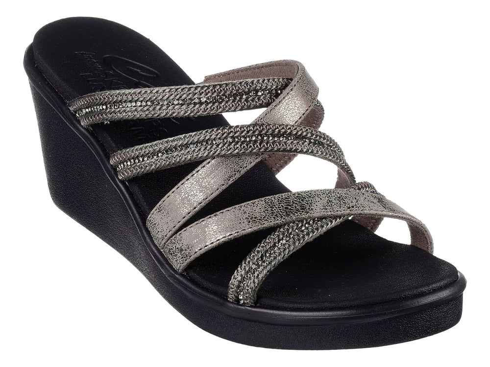 Sandalia Skechers de cuña negra con correas cruzadas en tono gris brillante para mujer.