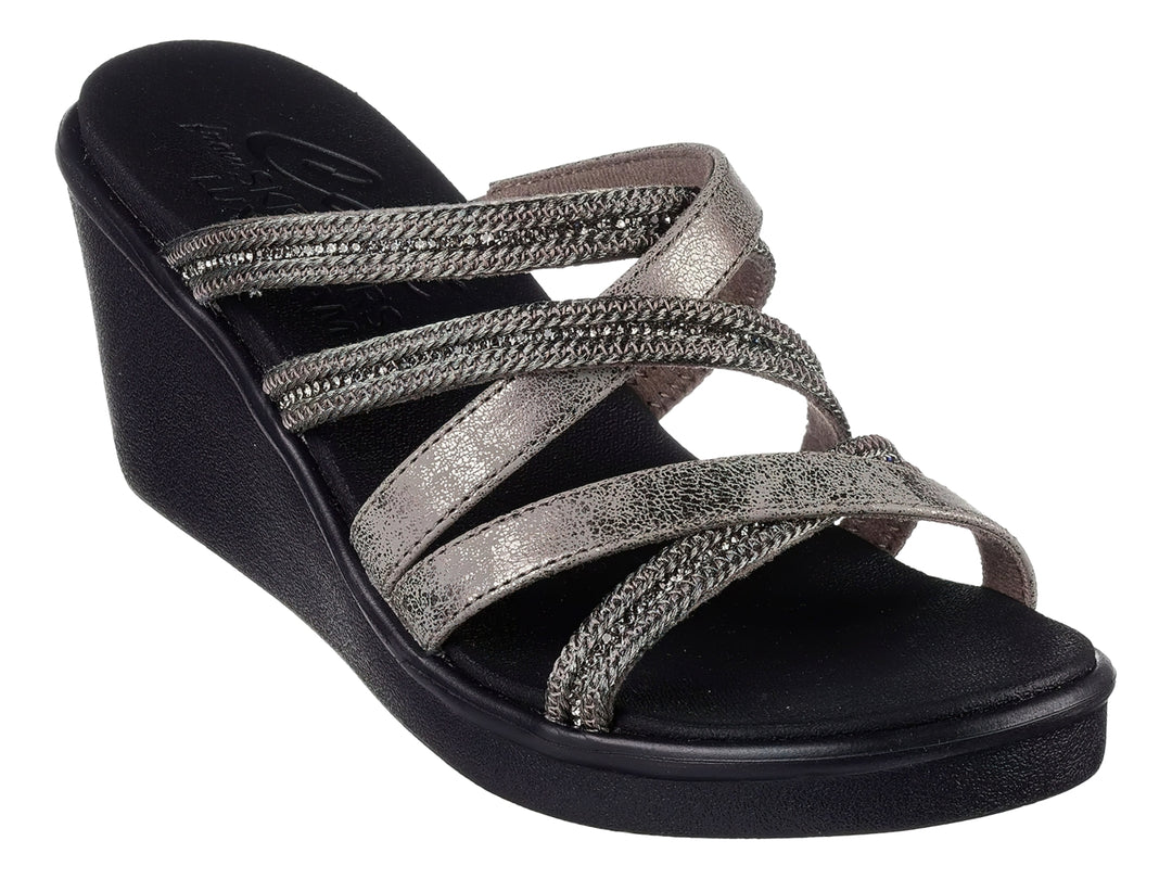 Sandalia Skechers de cuña negra con correas cruzadas en tono gris brillante para mujer.