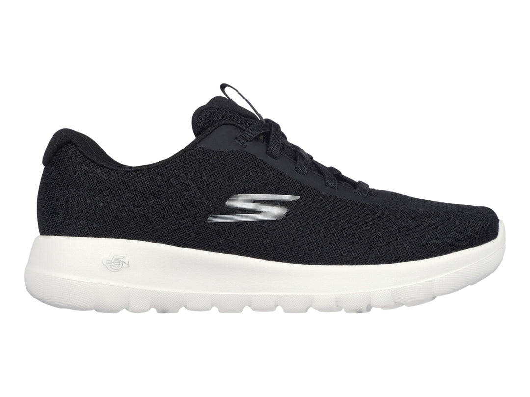 Tenis Skechers color negro con suela blanca y diseño deportivo de tela tejida.