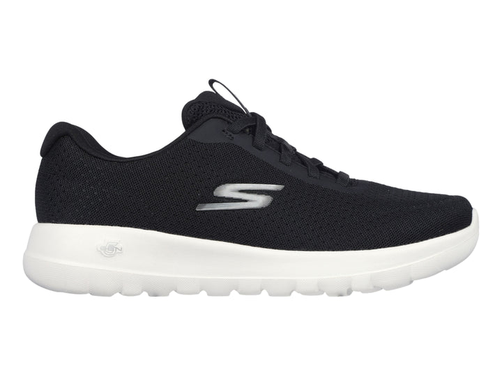 Tenis Skechers color negro con suela blanca y diseño deportivo de tela tejida.