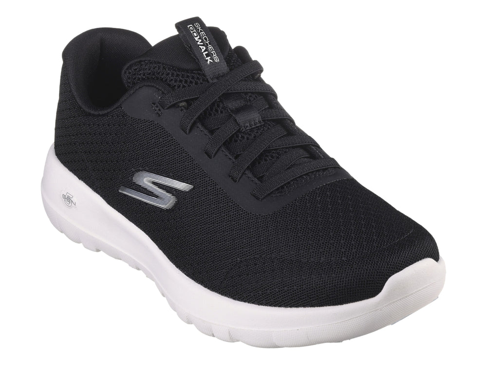 Tenis Skechers color negro con suela blanca y diseño deportivo de tela tejida.
