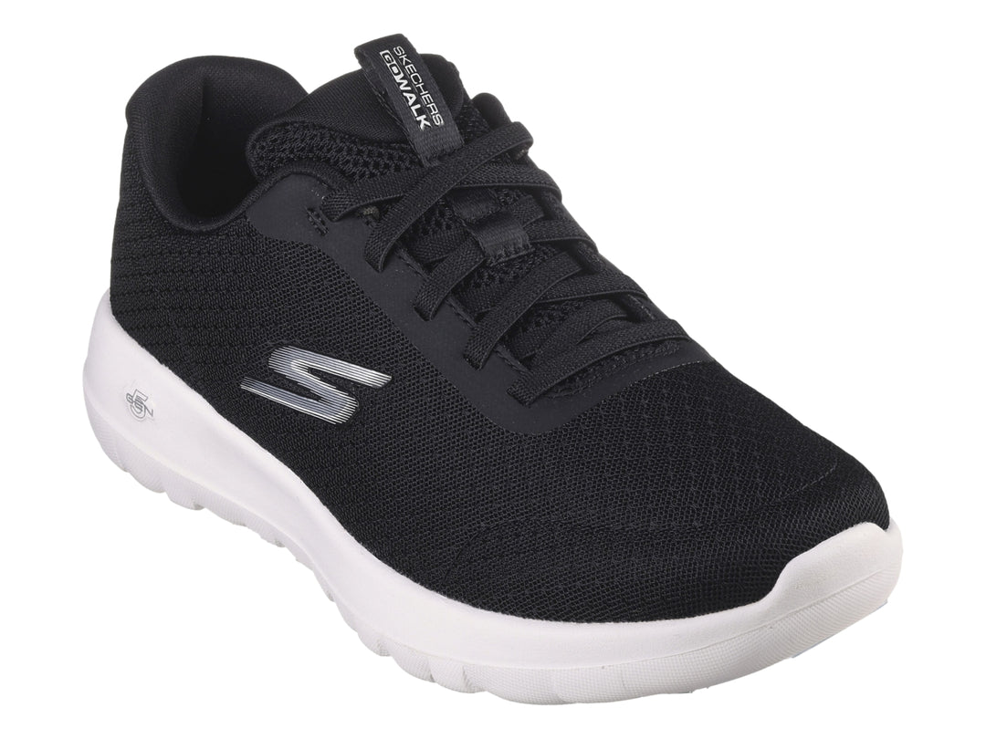 Tenis Skechers color negro con suela blanca y diseño deportivo de tela tejida.