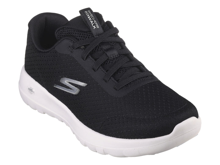 Tenis Skechers color negro con suela blanca y diseño deportivo de tela tejida.