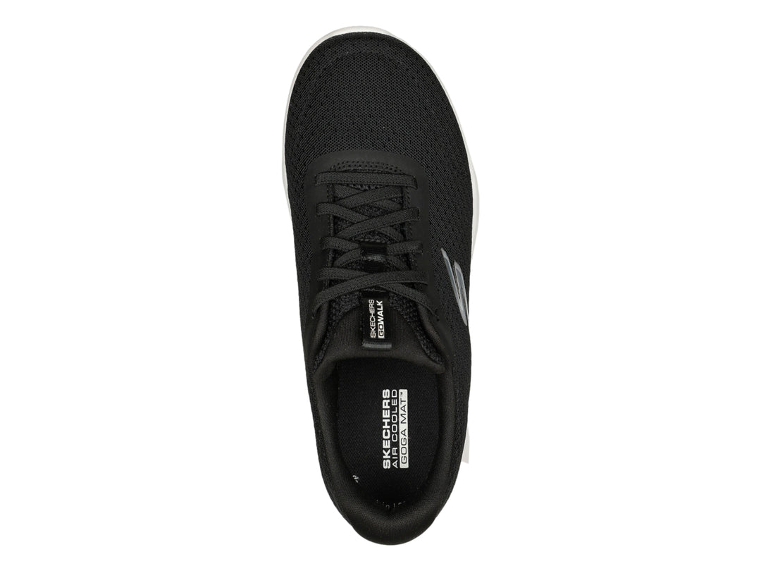 Tenis Skechers color negro con suela blanca y diseño deportivo de tela tejida.
