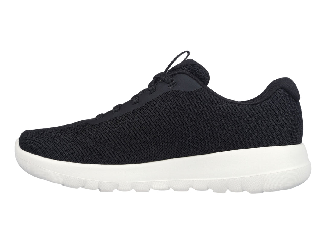 Tenis Skechers color negro con suela blanca y diseño deportivo de tela tejida.