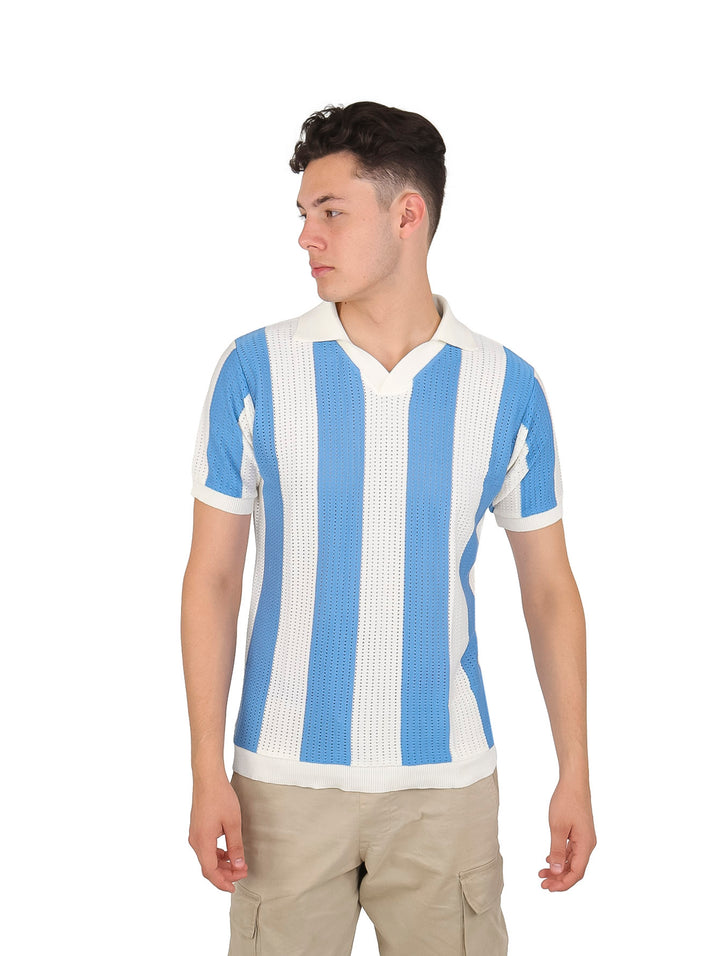 Hombre vistiendo playera polo de manga corta con rayas verticales en color azul cielo y blanco.