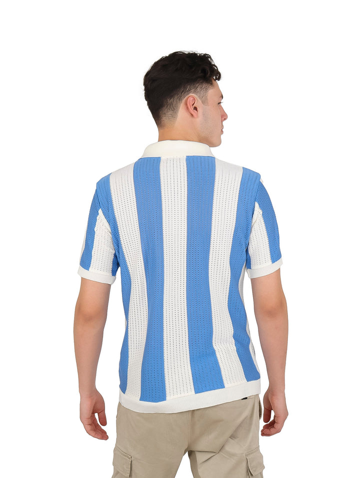 Hombre vistiendo playera polo de manga corta con rayas verticales en color azul cielo y blanco.